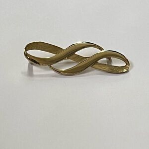 Elegant Gold-Tone Unisex Swoop Brooch Modernist Lapel Pin